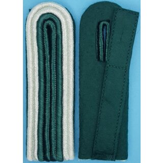 Schulterstück, 4-streifig, Innensoutache schützengrün Außen silber, Filz grün